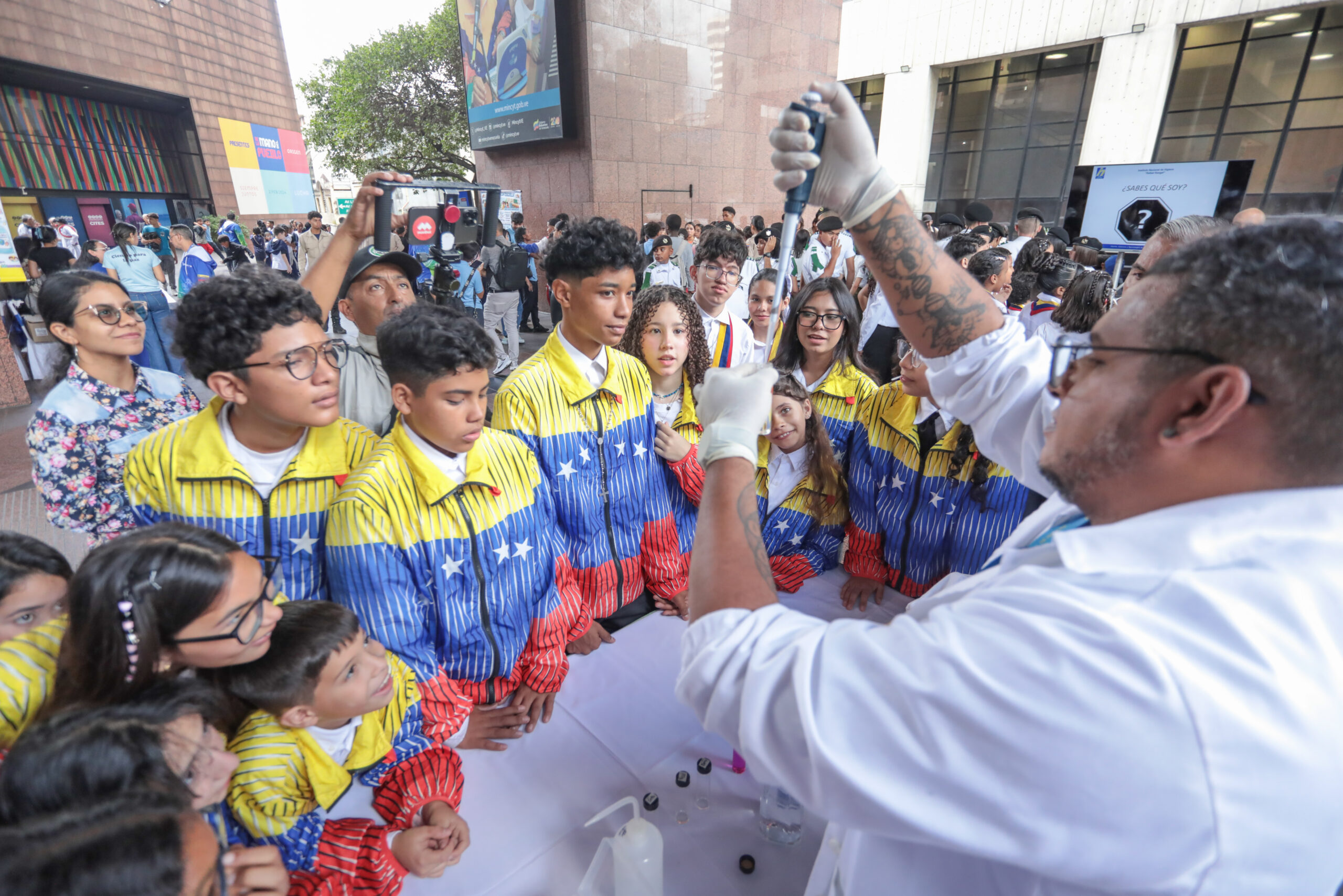 Estudiantes de Caracas aprenden ciencia con el proyecto pedagógico La Higiene va a la Escuela