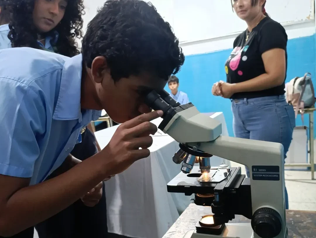 Programa Semilleros Científicos promueve vocaciones tecnológicas en Escuela de Artes Visuales Luis Rowlinson en Cumaná