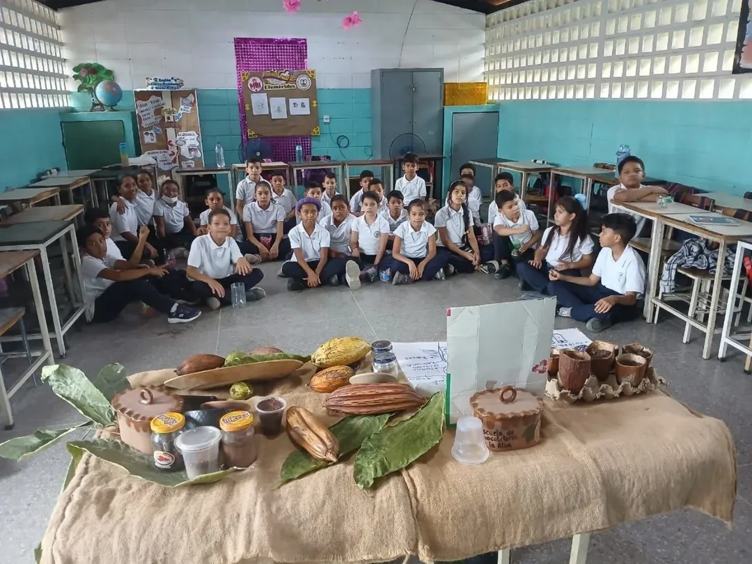 Escuela de Chocolatería de la Alba dictó taller a estudiantes en el estado Aragua