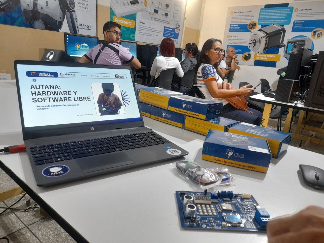Mincyt capacitó a 22 docentes de Trujillo en software libre y robótica