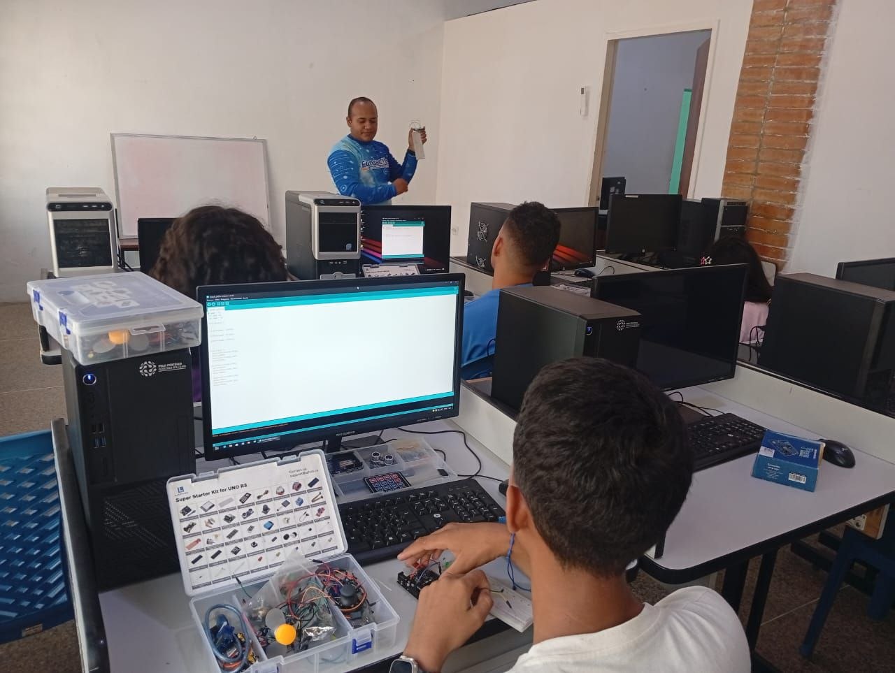 Jóvenes de Apure se forman en robótica educativa y pensamiento computacional