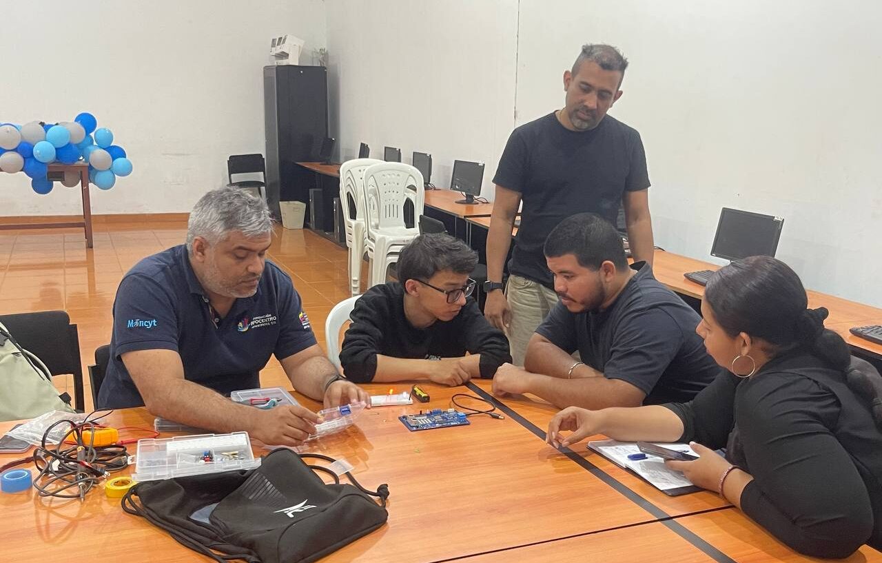Mincyt capacita a docentes de Anzoátegui en metodologías de enseñanza científica