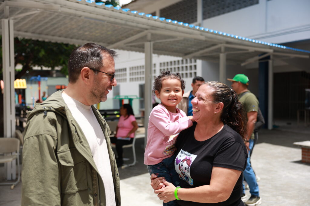 Ministro de Ciencia y Tecnología inspeccionó atención integral en Campamento Transitorio Edoardo Crema