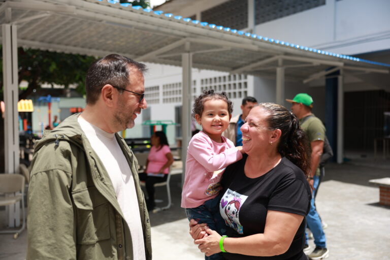 Ministro de Ciencia y Tecnología inspeccionó atención integral en Campamento Transitorio Edoardo Crema