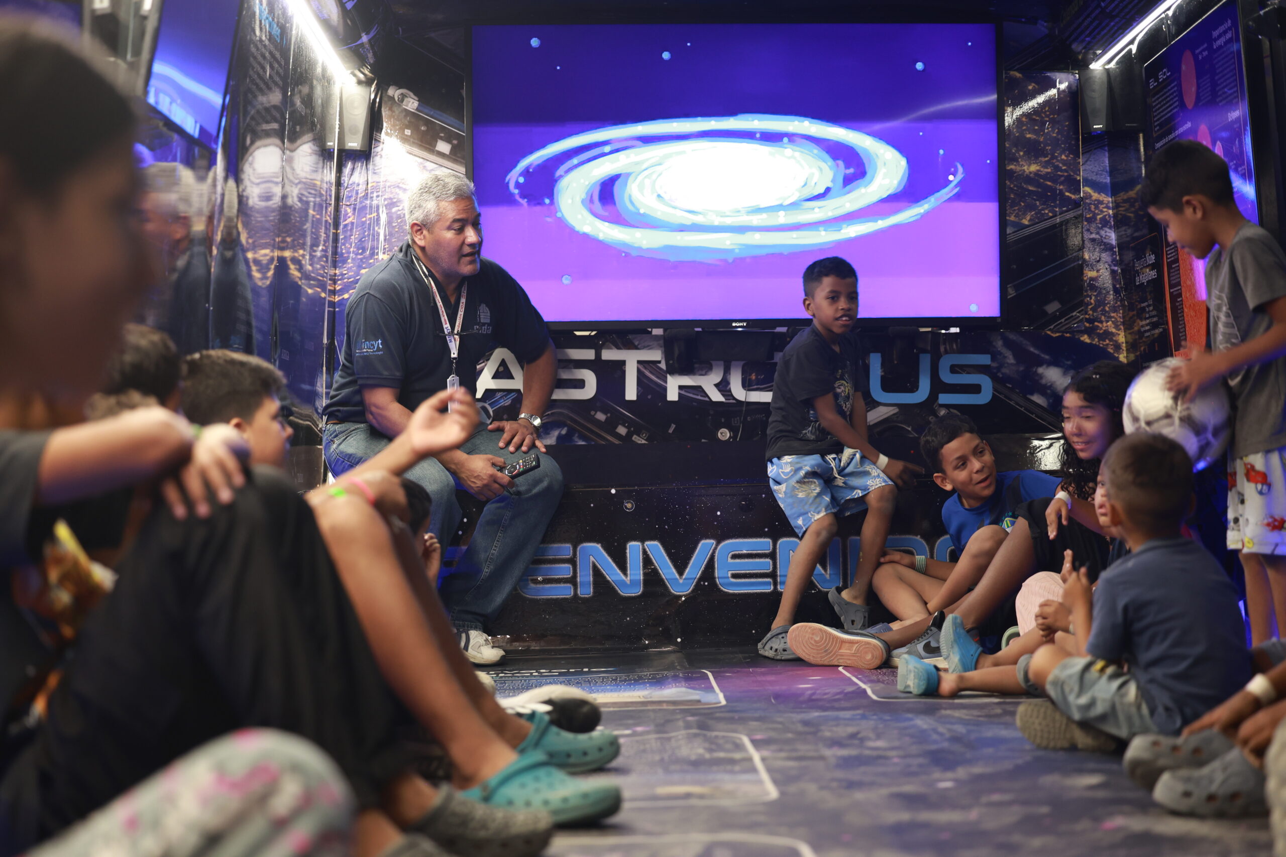 Astrobús lleva la ciencia espacial a niños del campamento transitorio Edoardo Crema