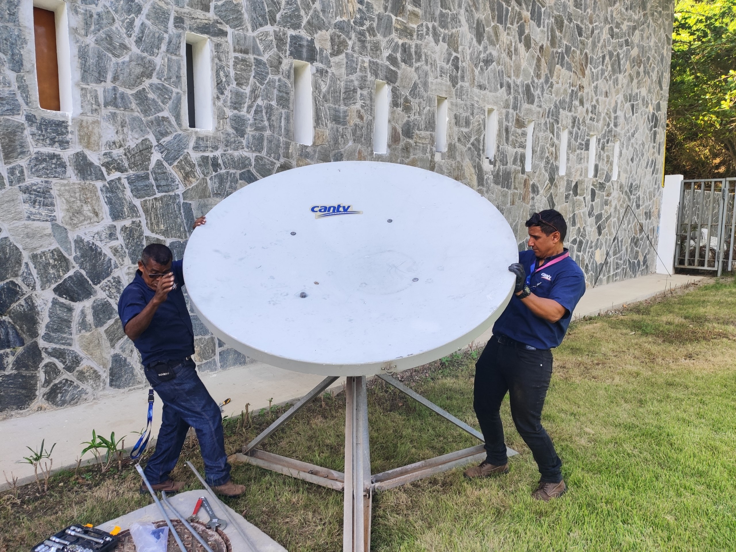 Cantv garantiza conectividad satelital en zonas afectadas de La Guaira tras sismos