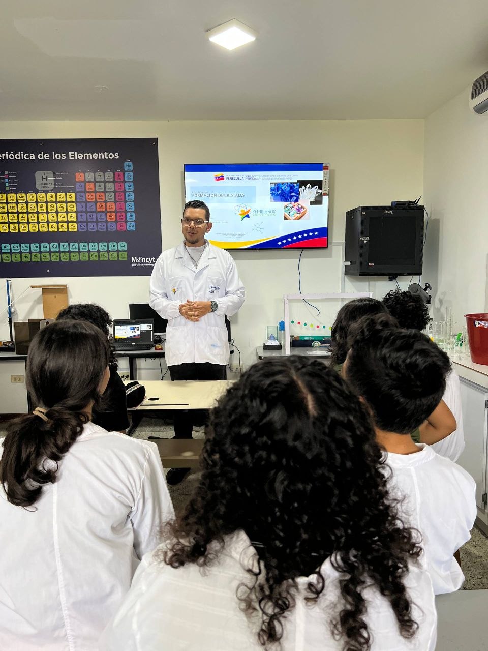 Semilleros científicos en Mérida exploran el mundo de la química y la cristalografía