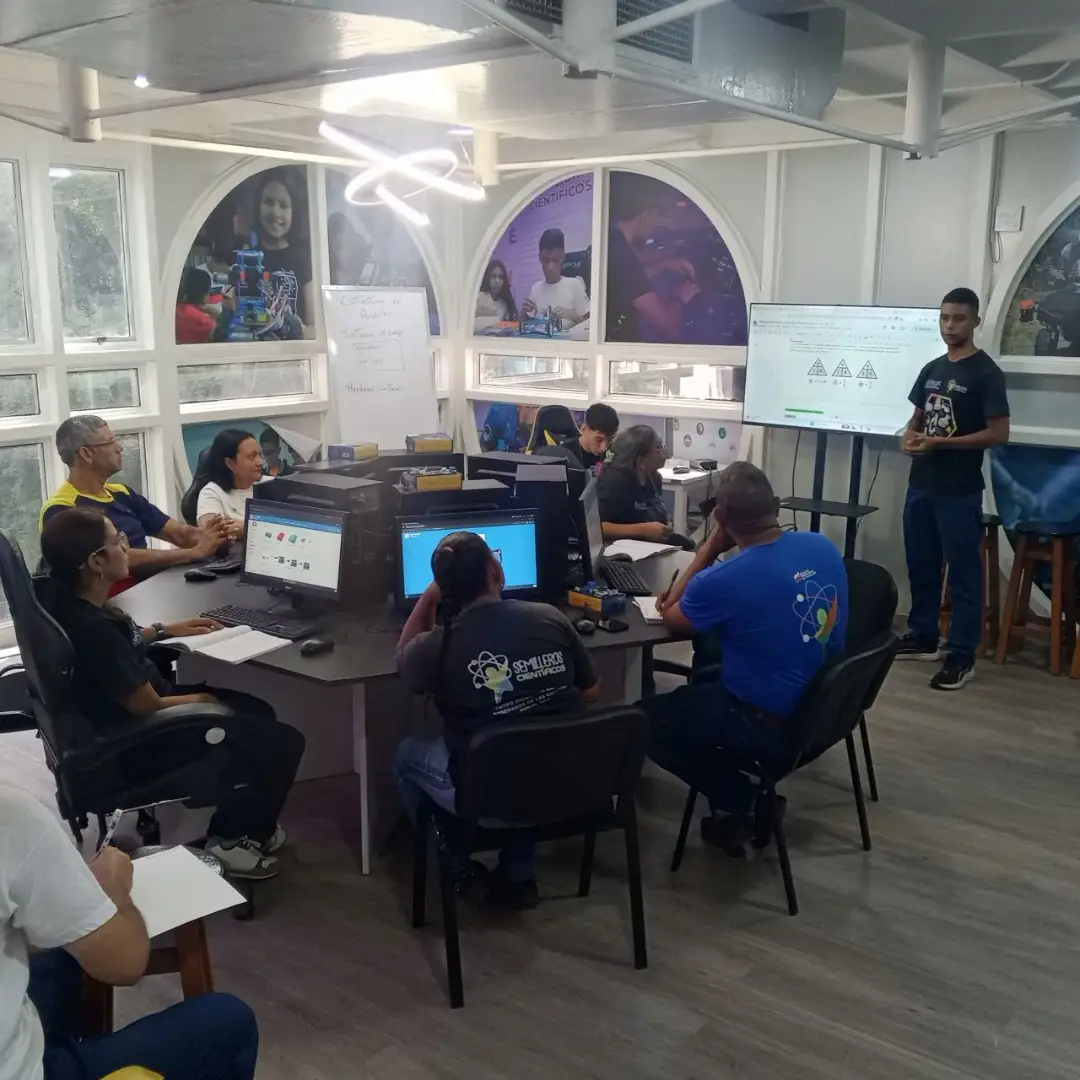 CNTQ dicta taller de electrónica digital y Arduino con la herramienta Tinkercad Circuits en Aragua