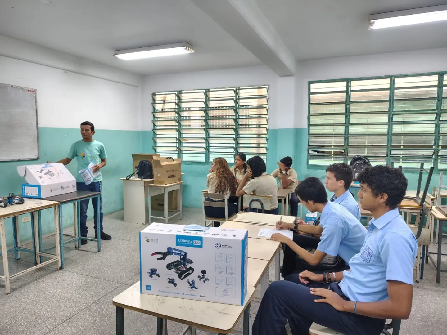 Estudiantes aragüeños se inician en robótica con el ensamblaje de prototipos de alta tecnología