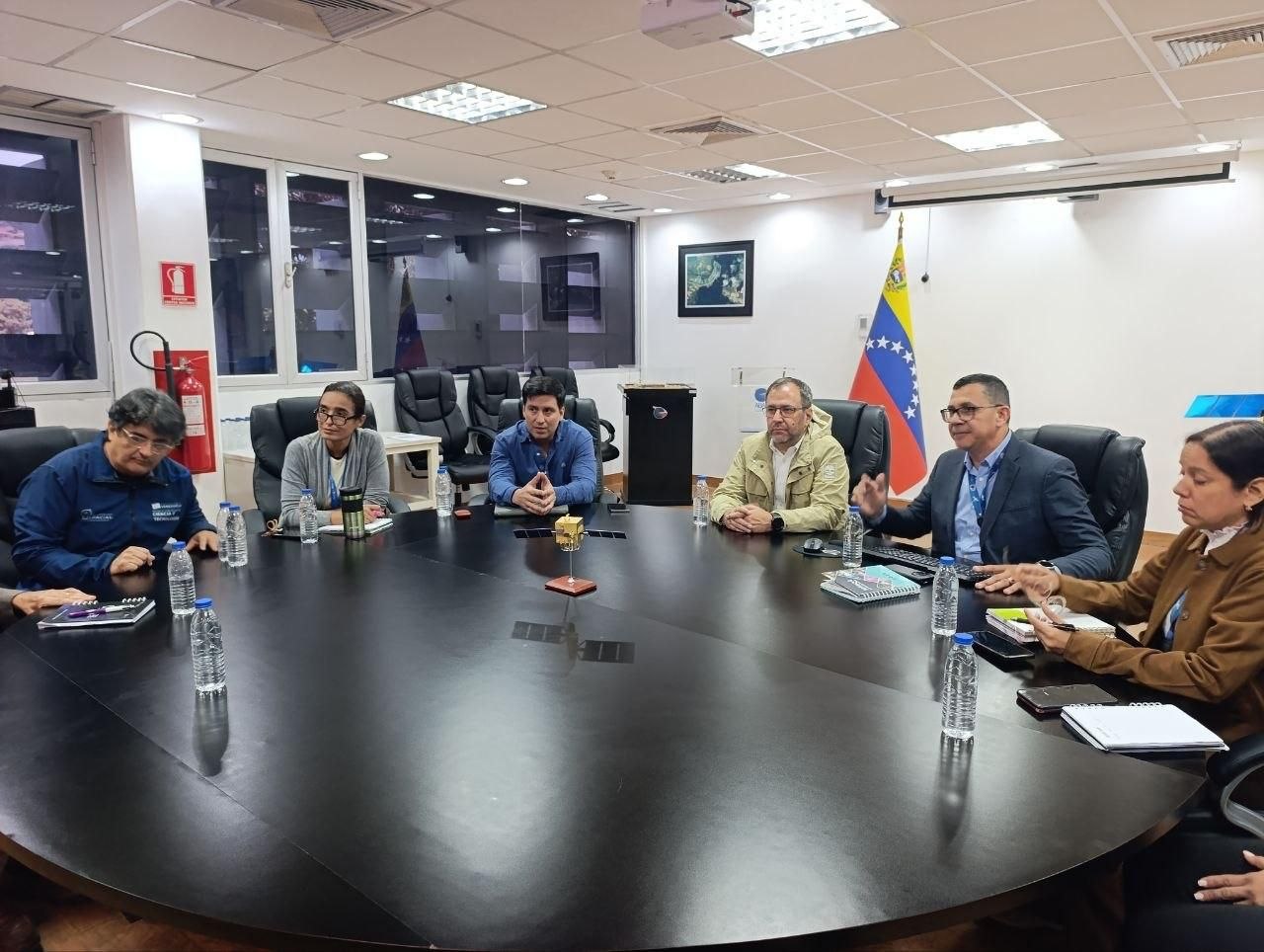Ministro Yván Gil visita la ABAE para evaluar proyectos espaciales