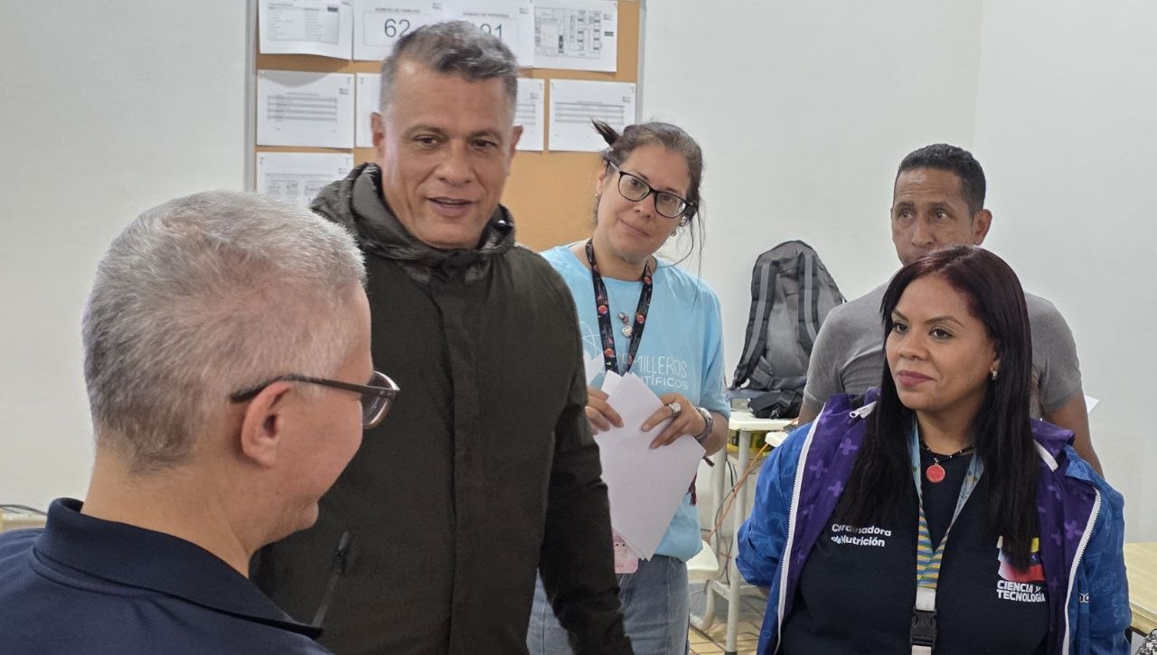 Contralor General e integrantes del Mincyt inspeccionan Campamento Transitorio en El Paraíso