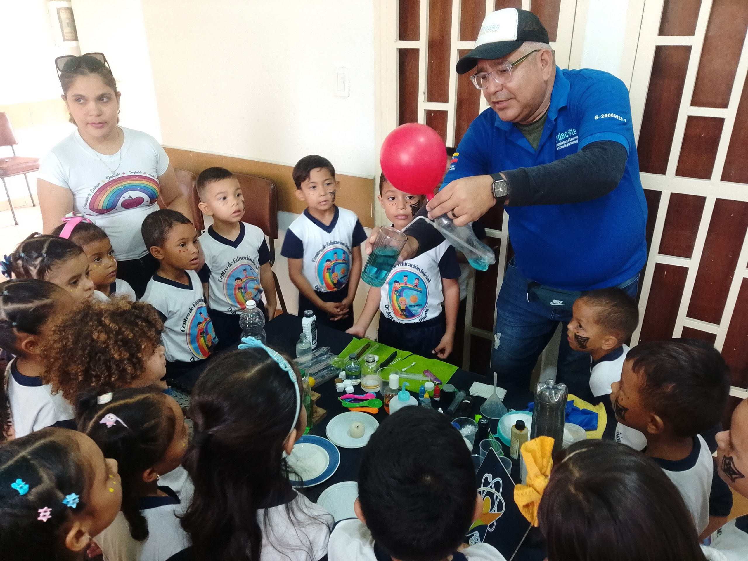 Más de cien niños y niñas disfrutan aprendiendo ciencias junto al Mincyt