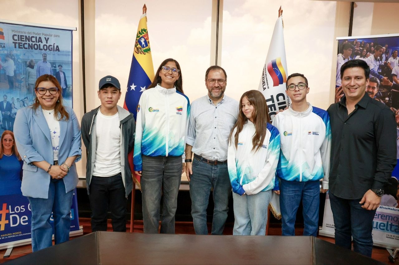 Ministro Yván Gil felicitó a delegación clasificada a Olimpiadas de IA e Informática