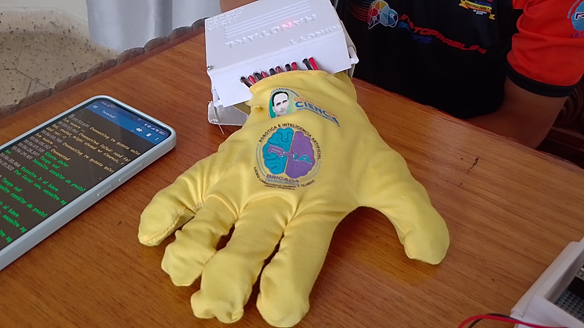 ​Jóvenes merideños desarrollan prototipo de guante robótico asistencial para el Iahula​