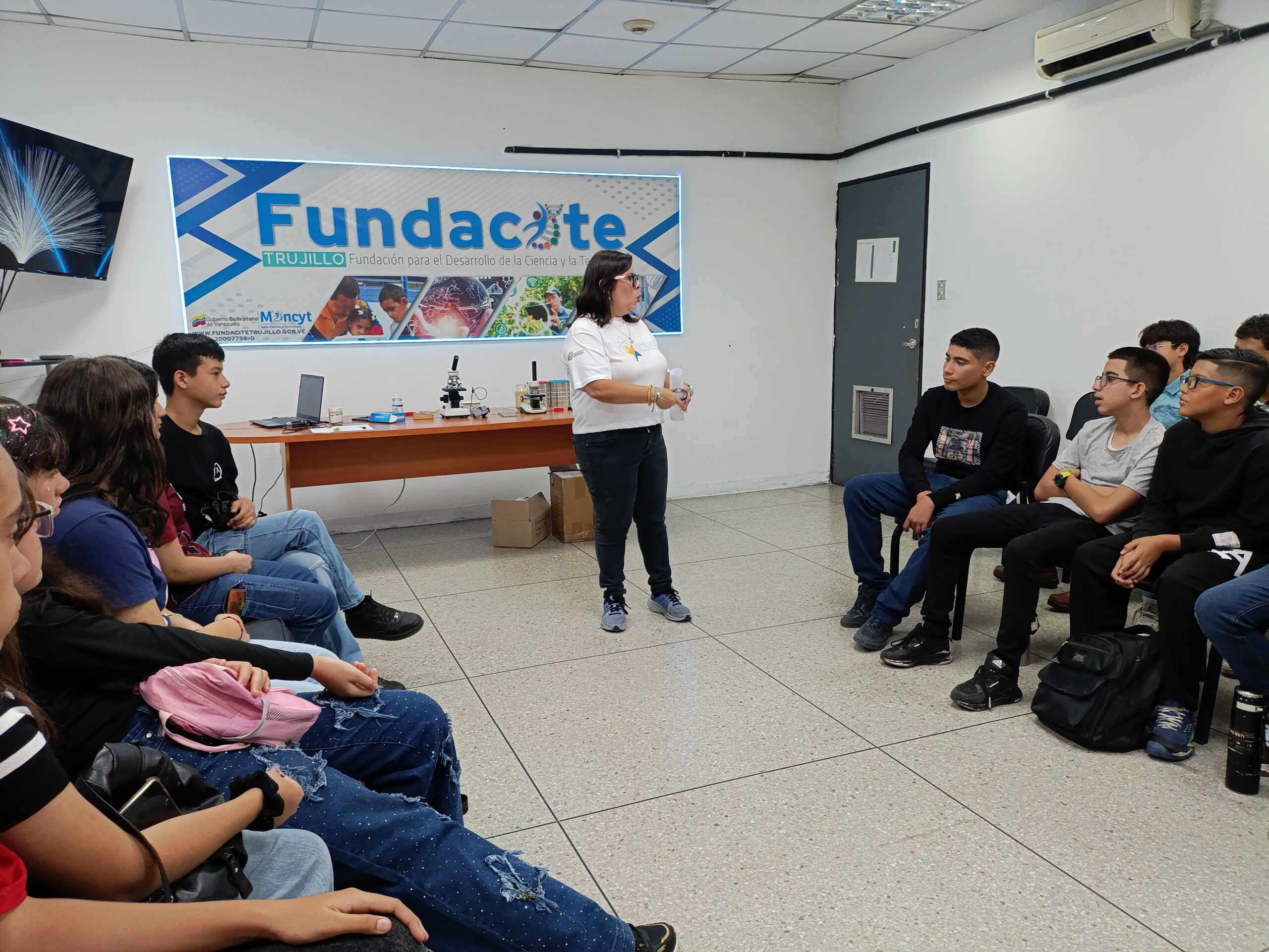 Niños, niñas y jóvenes trujillanos experimentan con robótica y microscopía en las Vacaciones Científicas 2026