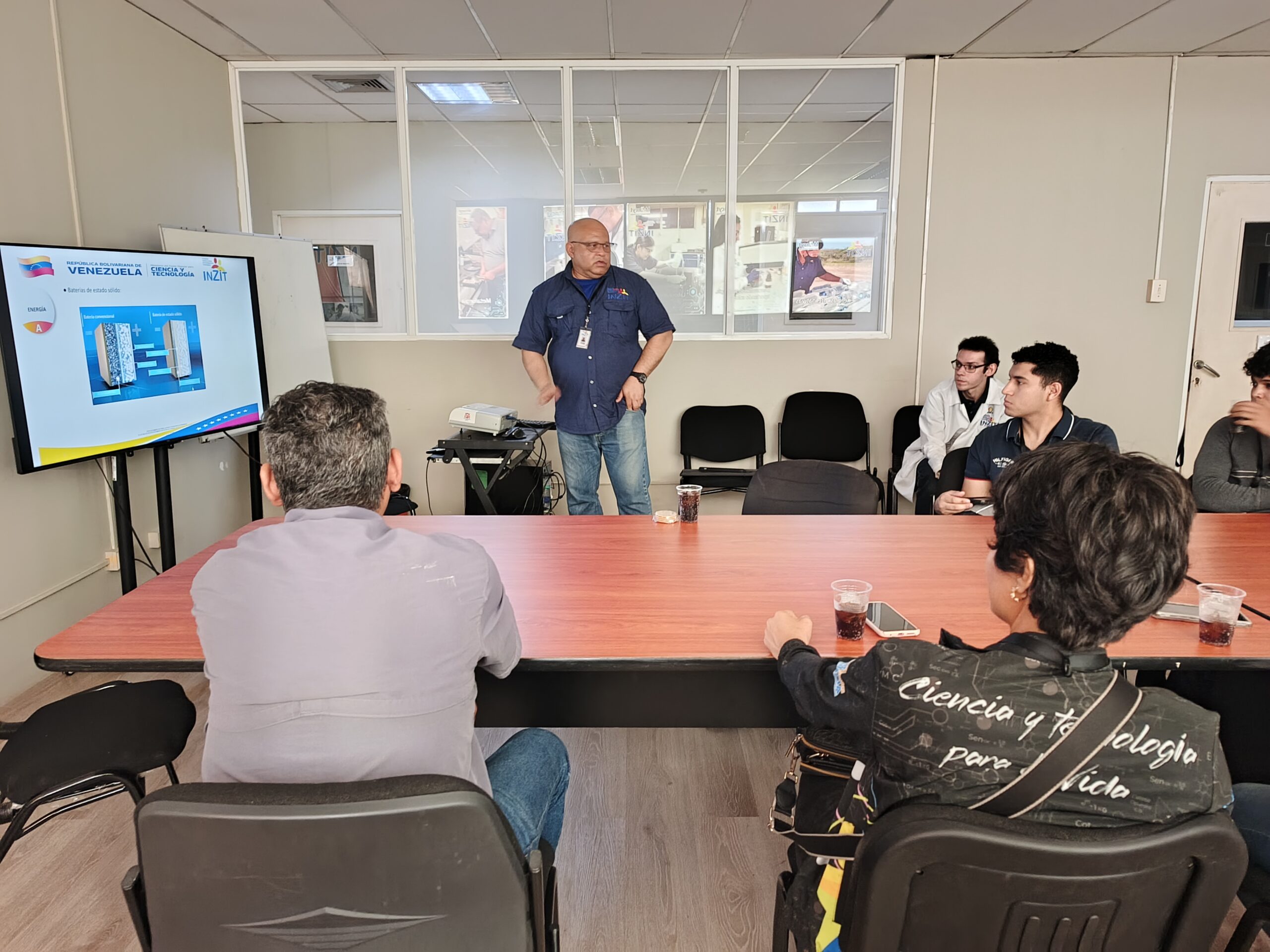 Estudiantes clasificados a las OVN 2026 visitaron laboratorios de la Fundación Inzit