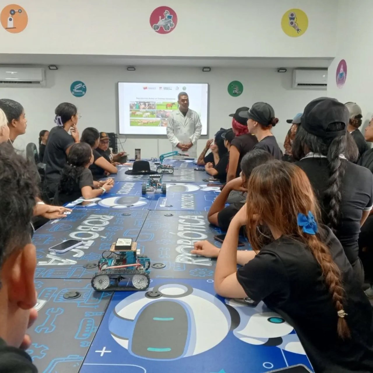 CDEC Miranda capacitó a estudiantes de la Unesr en aplicación científica de la equinoterapia