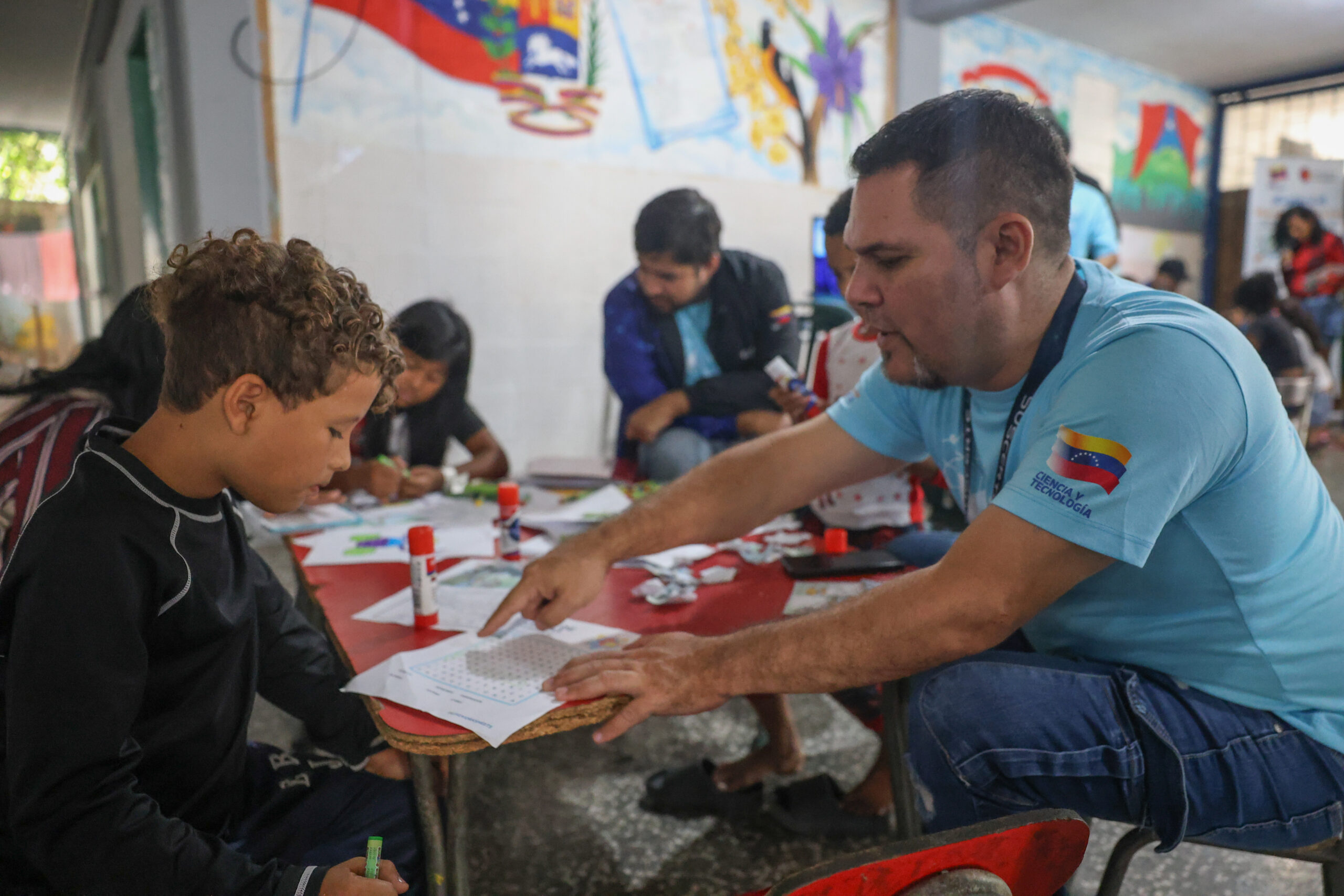 Mincyt desplegó la Caravana de la Química en campamento transitorio de la avenida San Martín