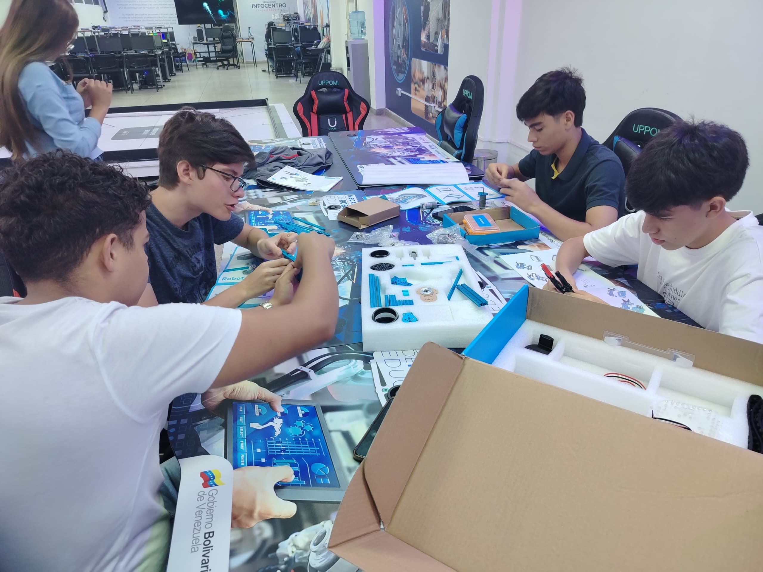 Avanza con éxito el Taller Formativo de Robótica y Programación para jóvenes universitarios en Trujillo