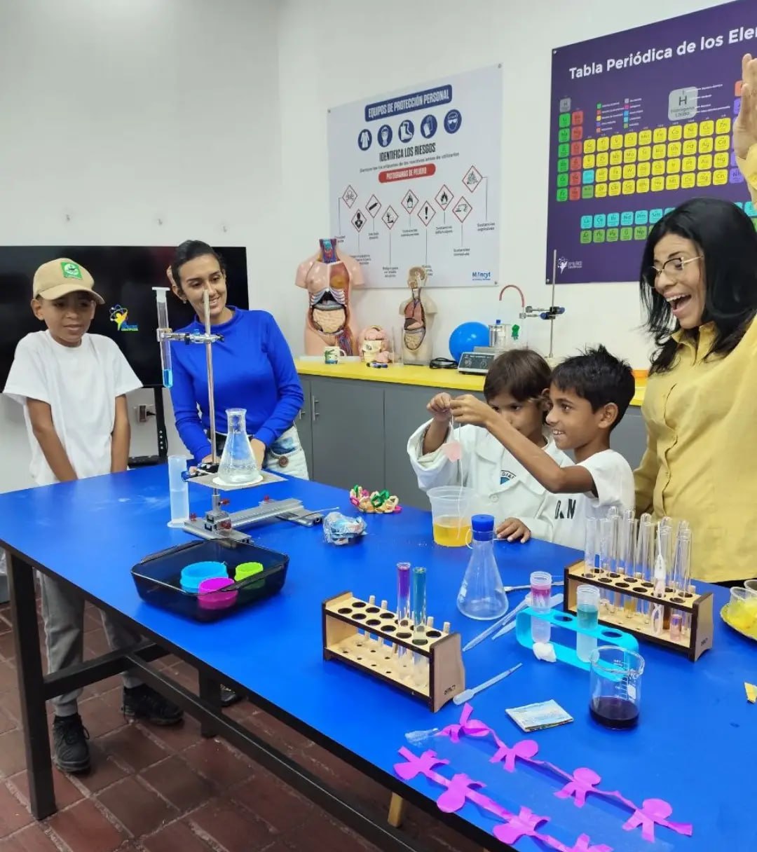 Scouts e Inparques de Anzoátegui exploraron ciencia en el CDEC