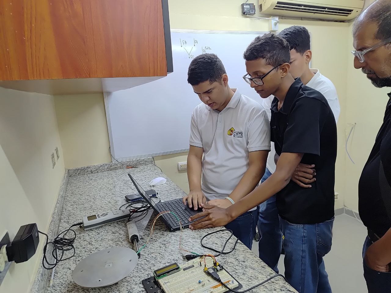 Fundación CIEPE fortalece conocimientos técnicos y científicos de estudiantes de Instrumentación de la UNEY