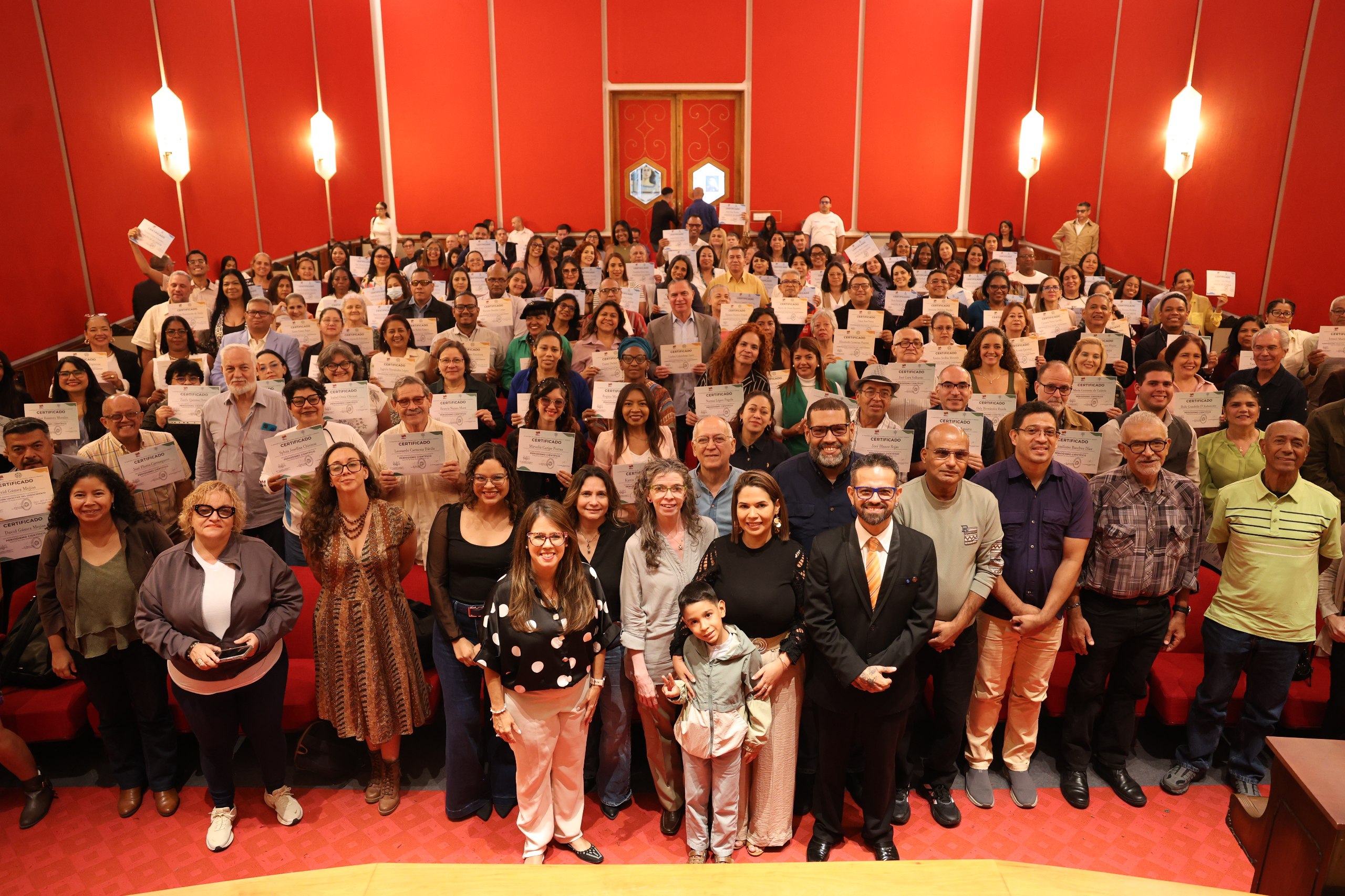 Mincyt entregó certificados a 127 egresadas y egresados de diplomados científicos y tecnológicos
