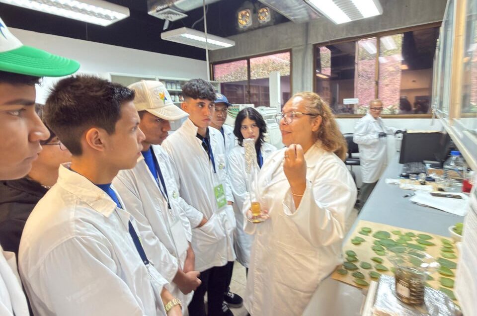 Participantes de la primera Olimpiada Venezolana de Nanotecnología protagonizan jornada práctica en el IDEA