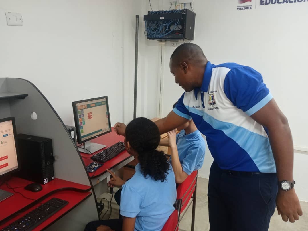 Estudiantes de la ETIN en Falcón participan en taller de programación y electrónica