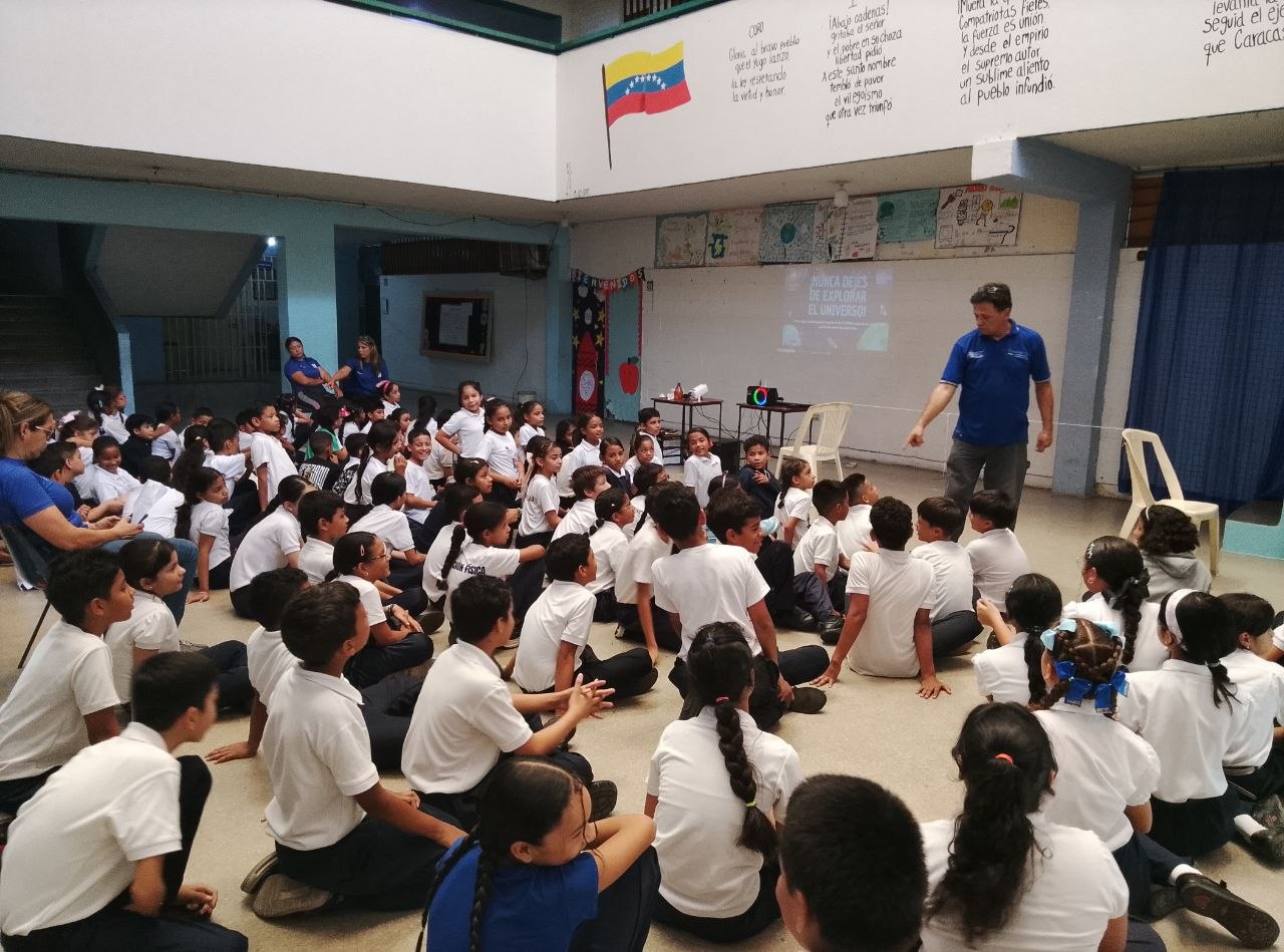 Fundacite Bolívar acerca el universo a estudiantes de la U.E. Yenira Valles en Caroní