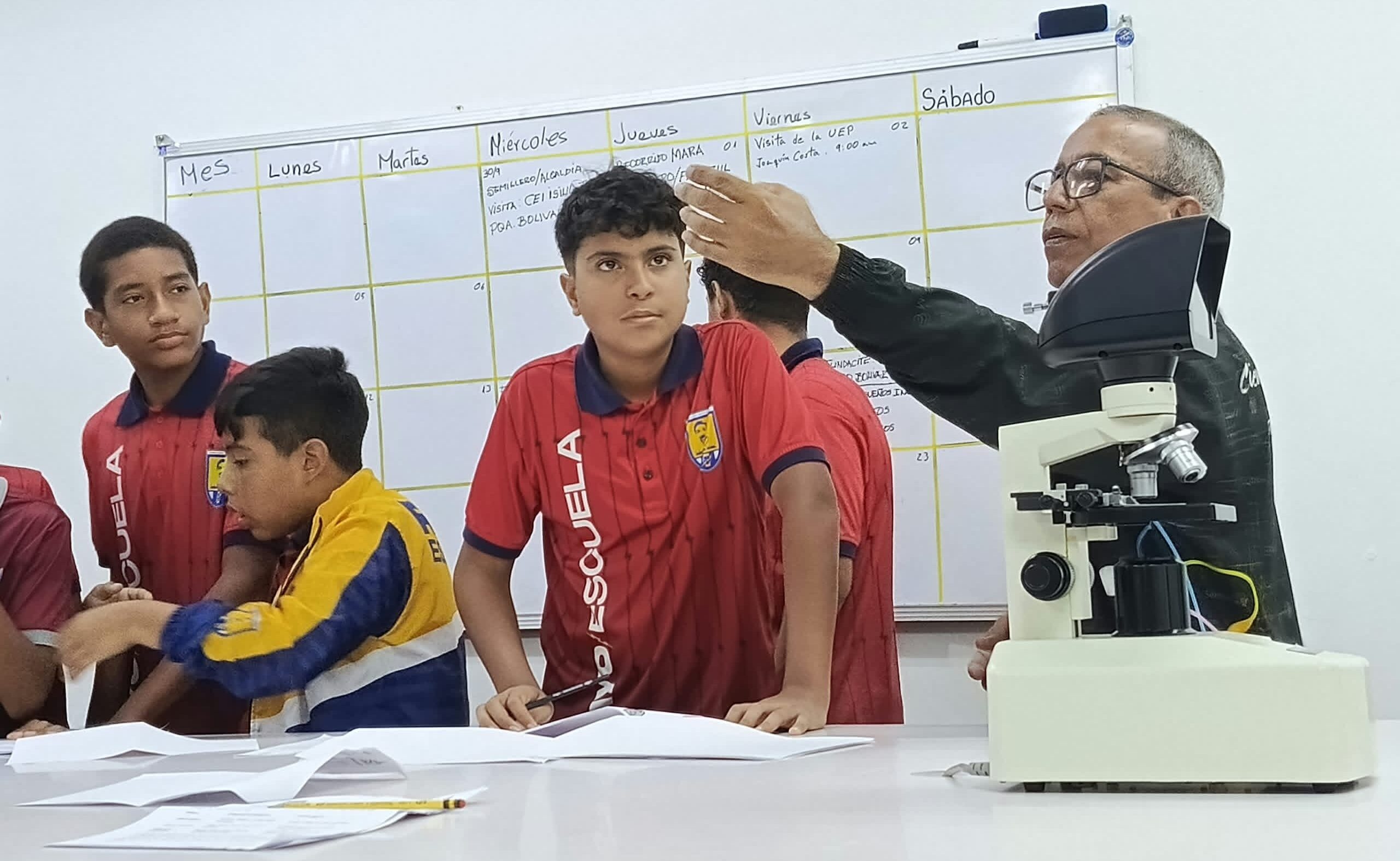 Estudiantes zulianos se forman en microscopía con el Programa Semilleros Científicos