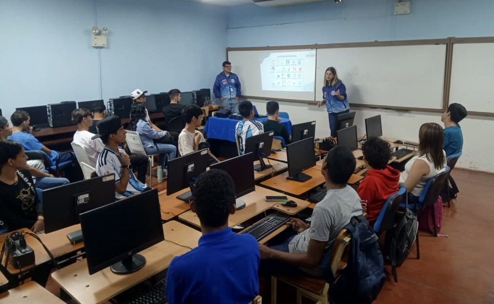 Estudiantes de la UPTT en Trujillo se capacitan en Software Libre