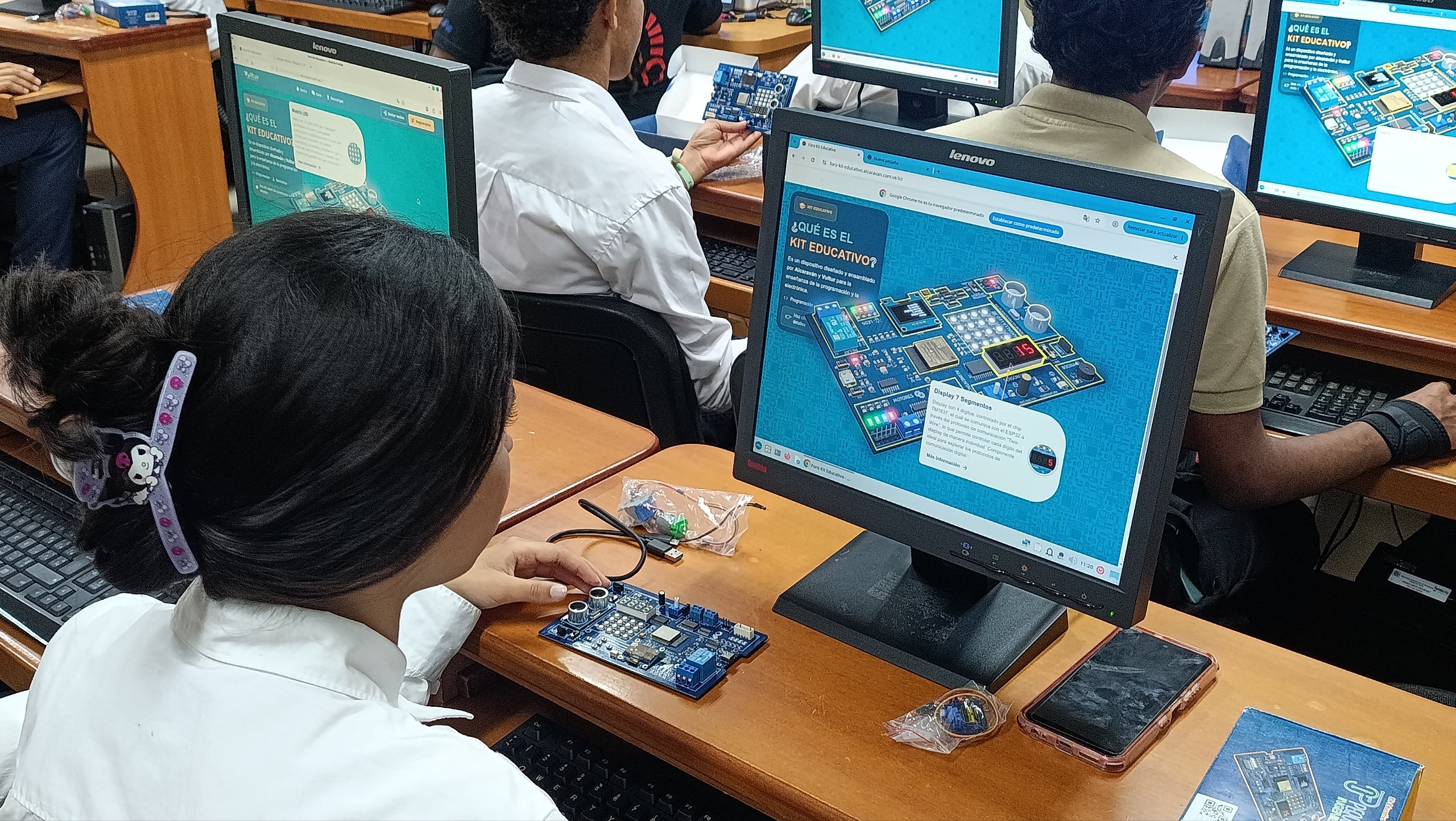 Jóvenes de Sucre se forman en hardware y software con la Agenda Pequeños Ingenieros