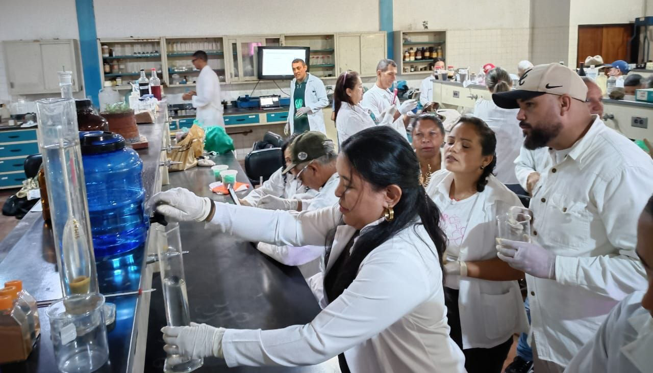 ACAV dicta taller práctico sobre análisis e investigación de suelos en Portuguesa